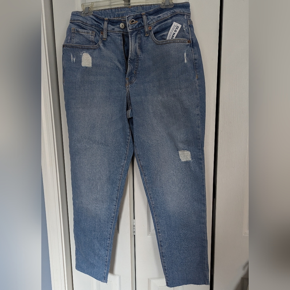 Old Navy Women's Distressed Curvy Straight Leg Jeans.